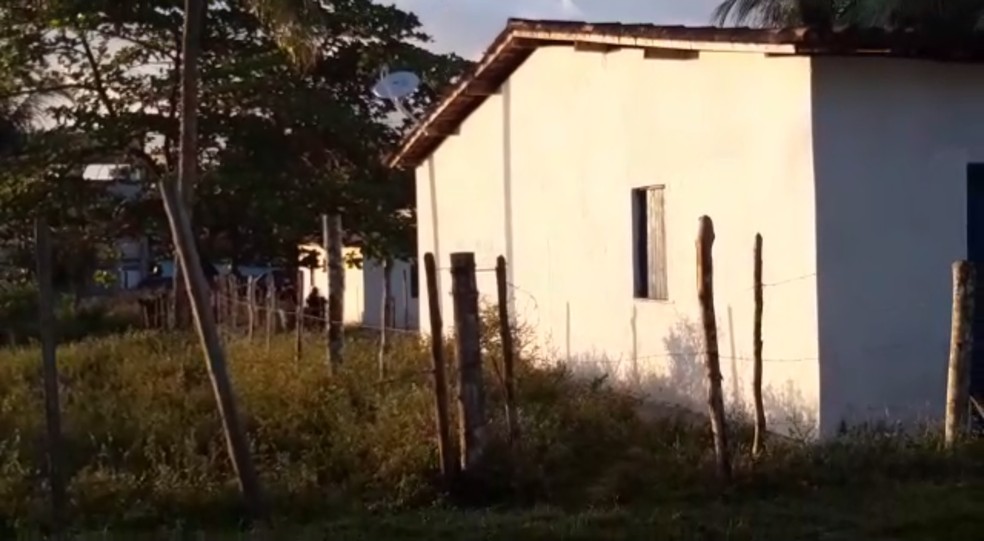 Casal de Cama&ccedil;ari foi levado para a sede da PF em Salvador &mdash; Foto: Adriana Oliveira/TV Bahia