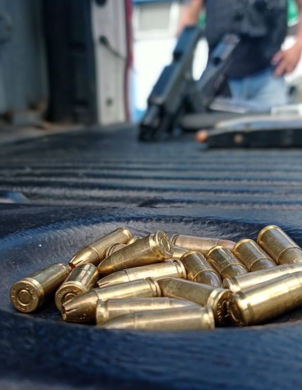Armas e munições foram apreendidas em operação em Petrópolis — Foto: Divulgação/PM