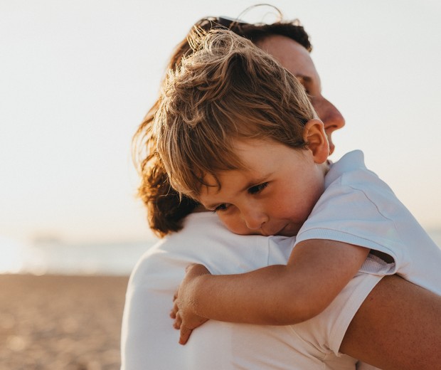 Mãe carregando filho no colo (Foto: Xavier Mouton Photographie/Unsplash)