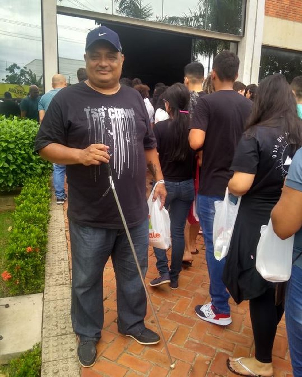 ENEM 2019 – DOMINGO (3) – RIO BRANCO (AC) - Célio Roberto Alves de França, 49, anos, que é deficiente visual, chegou cedo em seu local de provas para conseguir fazer as provas do Enem — Foto: Alcinete Gadelha/G1