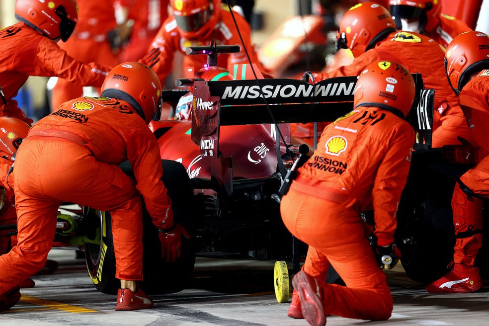 Mecânicos da Ferrari trocam pneus de Charles Leclerc no GP de Abu Dhabi da F1 em 2021; equipe está confiante para 2022 — Foto: Dan Istitene - Formula 1/Formula 1 via Getty Images
