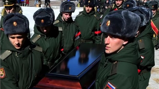 Pesquisa da BBC revela que um quinto dos soldados russos mortos são oficiais de patente média ou alta (Foto: AFP via BBC)