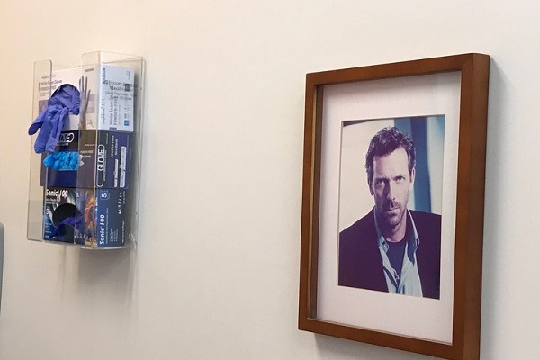 O quadro com uma foto do médico House (Hugh Laurie) em uma clínica médica de Nova York (Foto: Twitter)
