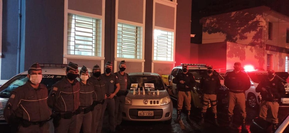 Tijolos de maconha foram apreendidos durante ação das PMs do Paraná e de São Paulo — Foto: Polícia Militar