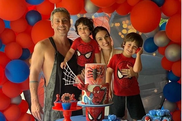 Alexandre Nero e Karen Brusttolin comemoram aniversário de 2 anos do filho caçula, Inã (Foto: Reprodução/Instagram)