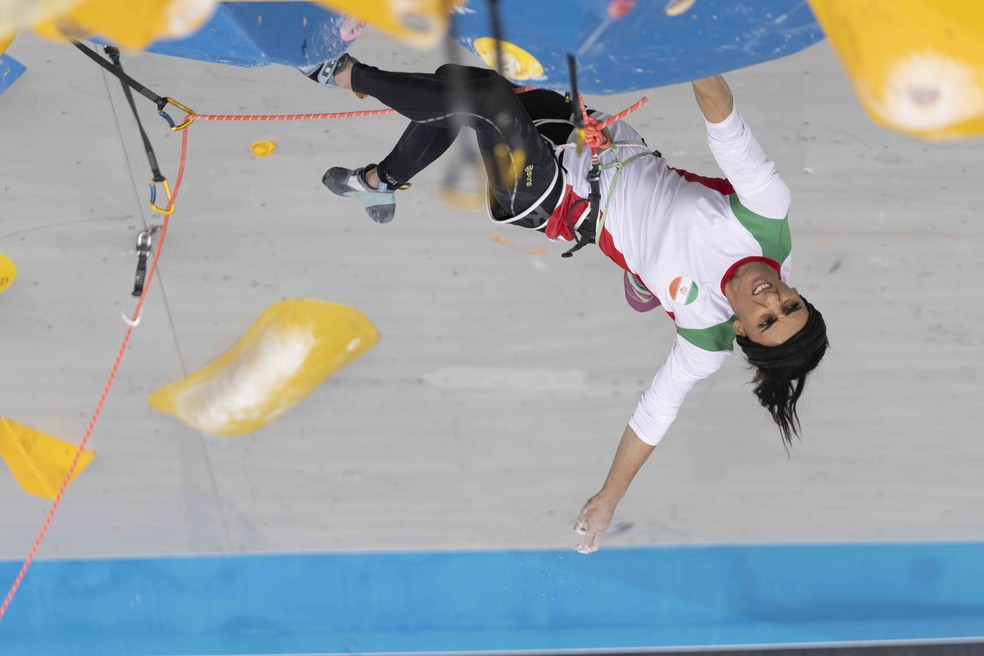 A atleta iraniana Elnaz Rekabi compete sem cobrir os cabelos durante a final do Campeonato Asiático de Escalada, em Seul, no dia 16 de outubro de 2022 — Foto: Rhea Khang/Federação Internacional de Escalada Esportiva via AP