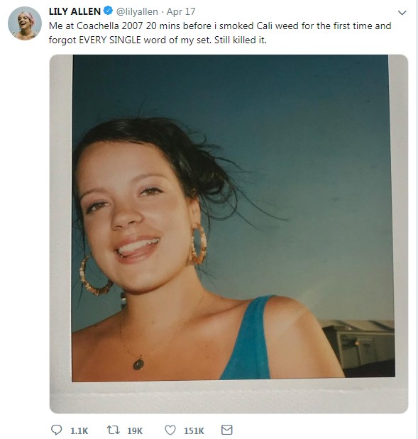A cantora lembra da vez em que fumou maconha no festival Coachella (Foto: Reprodução Twitter)