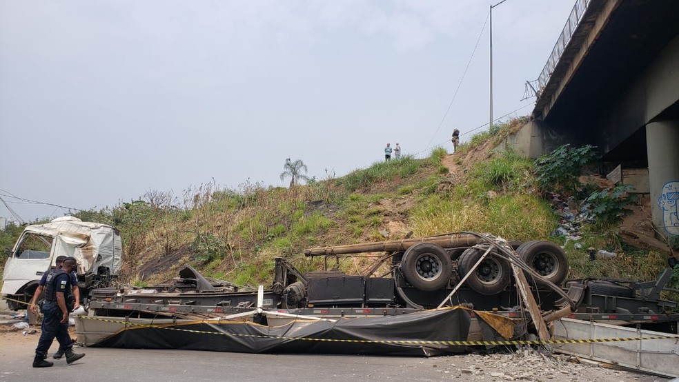 Carroceria do caminhão ficou completamente destruída na queda — Foto: Cláudia Mourão/TV Globo