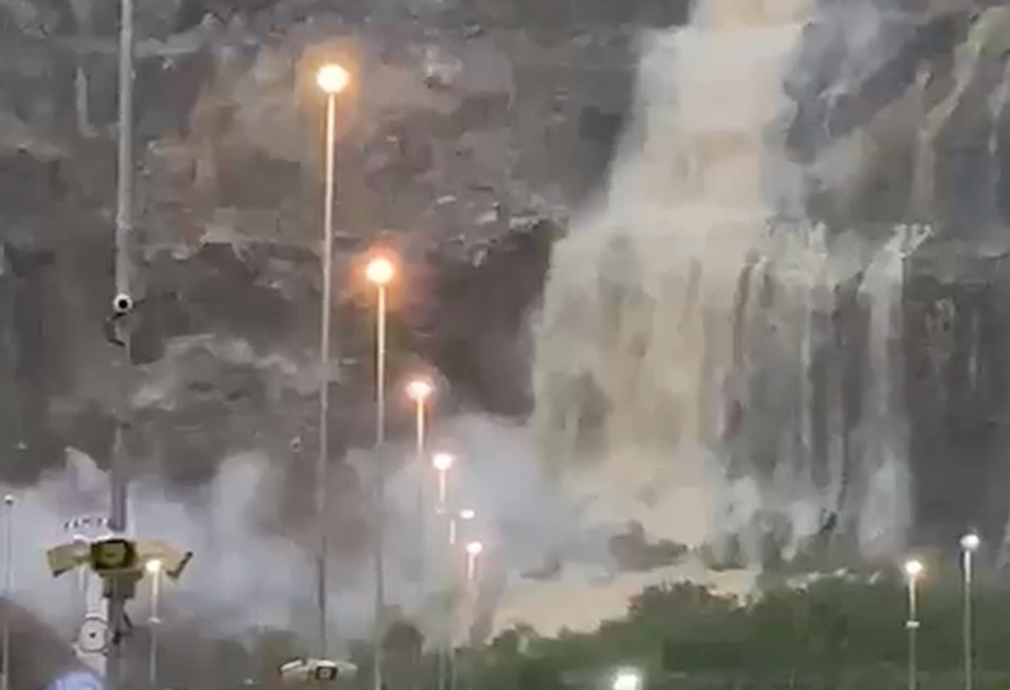 Parte de pedreira de cachoeira localizada em estacionamento do Shopping Nova Iguaçu desaba e provoca pânico nos frequentadores