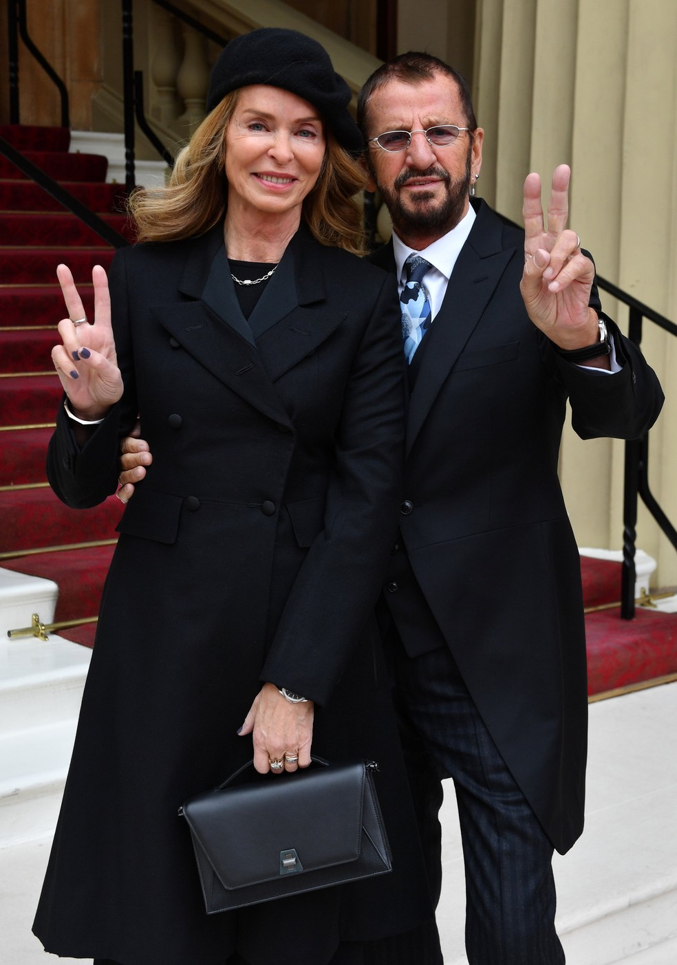 Ringo Starr é nomeado Cavaleiro do Império Britânico, em Londres. Músico estava acompanhado da mulher, Barbara Bach (Foto: John Stillwell/Pool via Reuters)