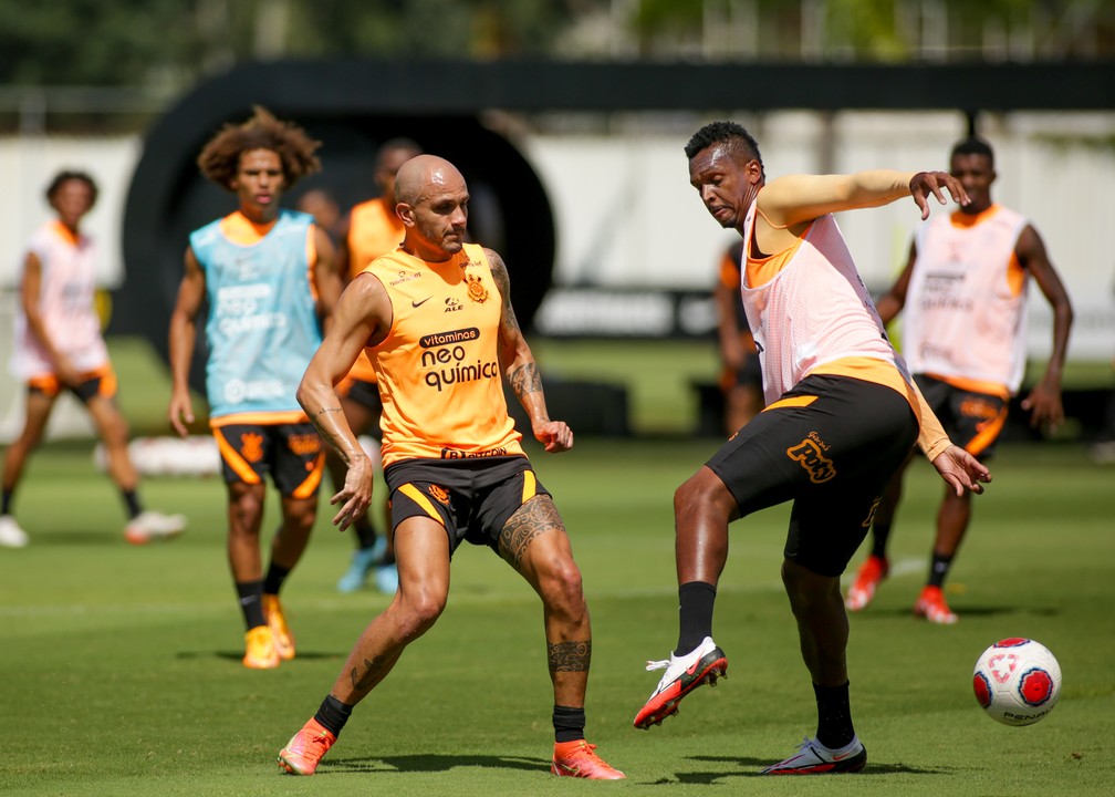 Fábio Santos e Jô durante o treinamento do Corinthians desta sexta-feira — Foto: Rodrigo Coca/Agência Corinthians