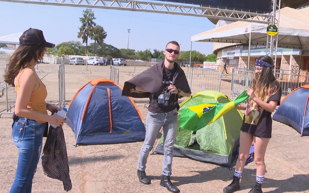 Fs do Guns N' Roses acampam no Serra Dourada para ver show na grade  Foto: Reproduo/TV Anhanguera