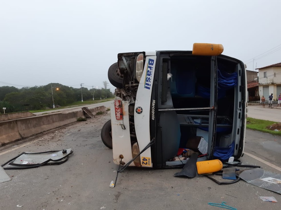 Ônibus tomba e interdita elevado na BR-135 em Bacabeira — Foto: Divulgação/Polícia Rodoviária Federal