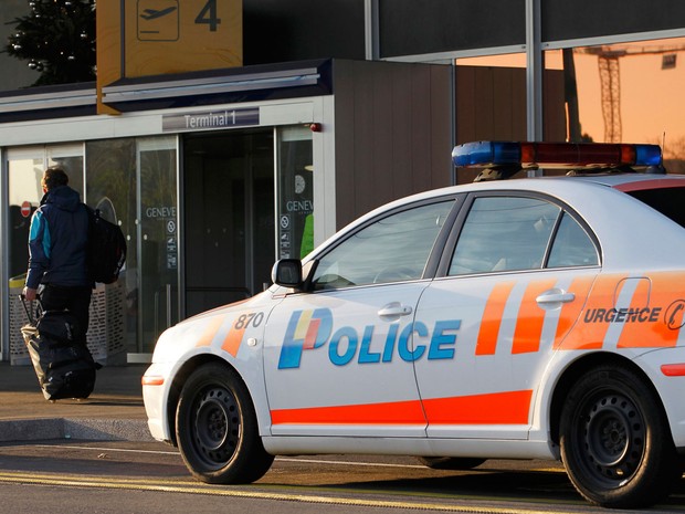 Carro da polícia estacionado fora do aeroporto de Cointrin, em Genebra, na Suíça, na quinta-feira (10) (Foto: Pierre Albouy/ Reuters)