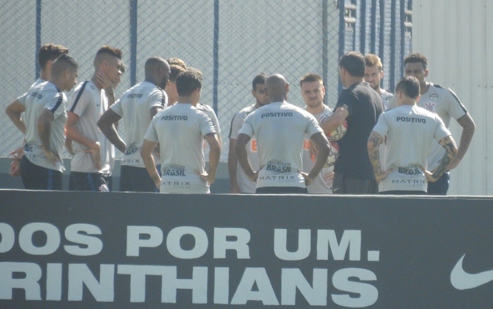 Com mistério, Carille separa 16 jogadores antes de enfrentar o Palmeiras