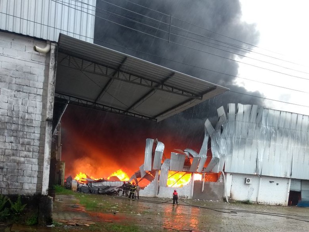 O fogo, de acordo com o Ciop, comeÃ§ou por volta das 14h. (Foto: ReproduÃ§Ã£o)