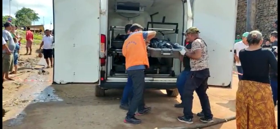 Peritos do IML removendo os corpos das vítimas do acidente com micro-ônibus em Santana do Tapará — Foto: Arney Barreto/Tv Tapajós