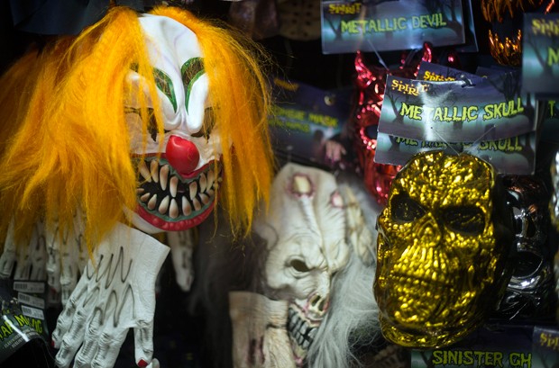 Pegadinha começou nos EUA e vem se espalhando pelo mundo. Na foto, máscaras de palhaço à venda em loja em Easton, Maryland (Foto: Kim Watson/AFP)