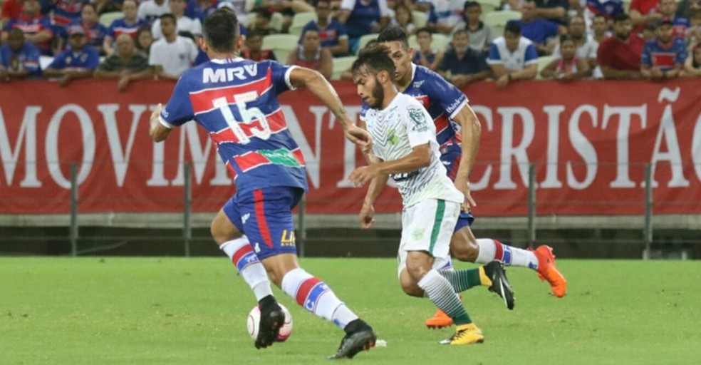 Wallace quando ainda jogava pelo Floresta, encarando o Fortaleza (Foto: Arquivo Pessoal)