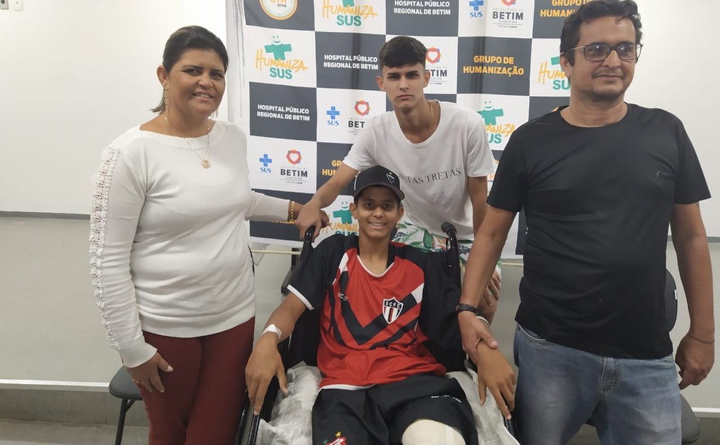Gabriel com a famÃ­lia: garoto recebeu alta apÃ³s mais de uma semana internado â€” Foto: Flavia Freitas/Prefeitura de Betim/DivulgaÃ§Ã£o