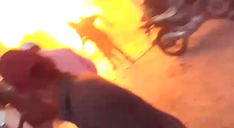 Moto pega fogo, explode e deixa três feridos em oficina no Ceará; vídeo