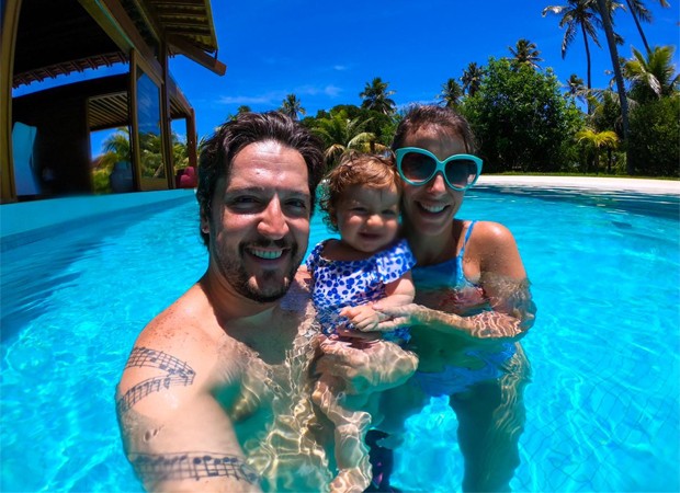 André Vasco com a mulher, Vivian Krybus, e a filha, Maya (Foto: Divulgação)