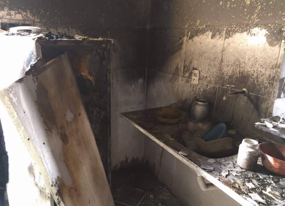 Homem morava sozinho no apartamento e teve boa parte do corpo queimado pelo fogo.  — Foto: Leábem Monteiro/TV Diário