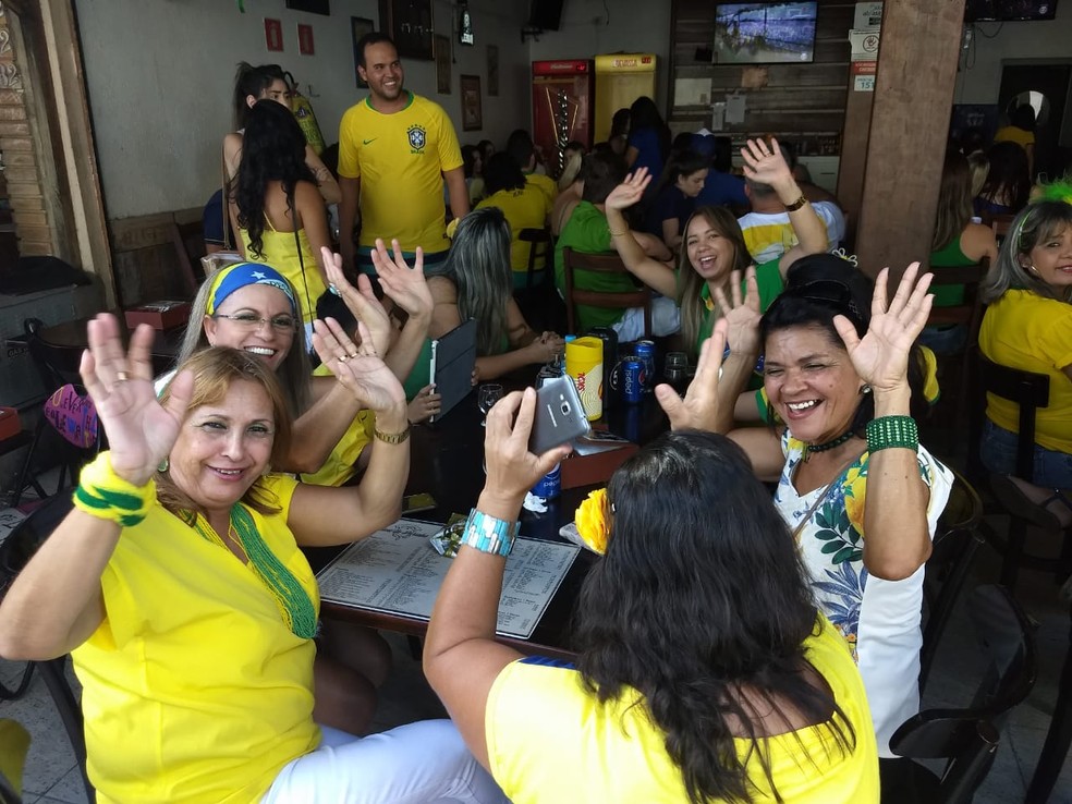Amparo Correia levou parentes e amigas para assistir ao jogo do Brasil em um bar na Jatiúca (Foto: Derek Gustavo/G1)