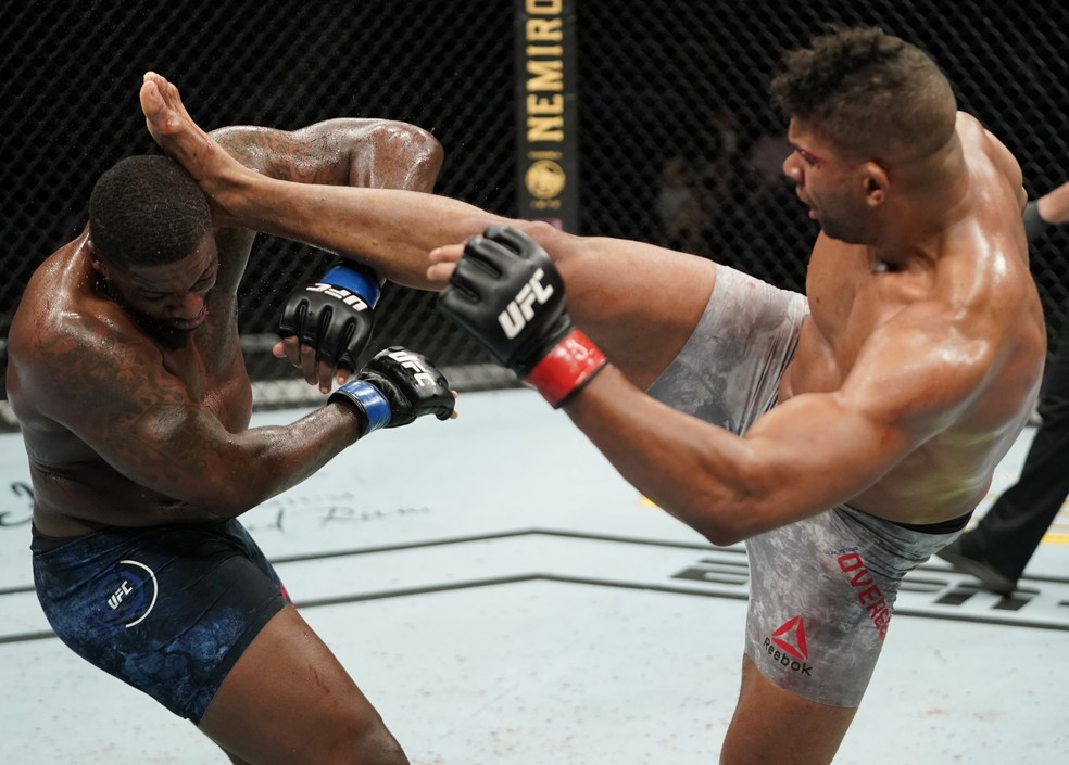 Alistair Overeem acerta o chute alto que abriu o caminho para sua vitória sobre Walt Harris — Foto: Getty Images