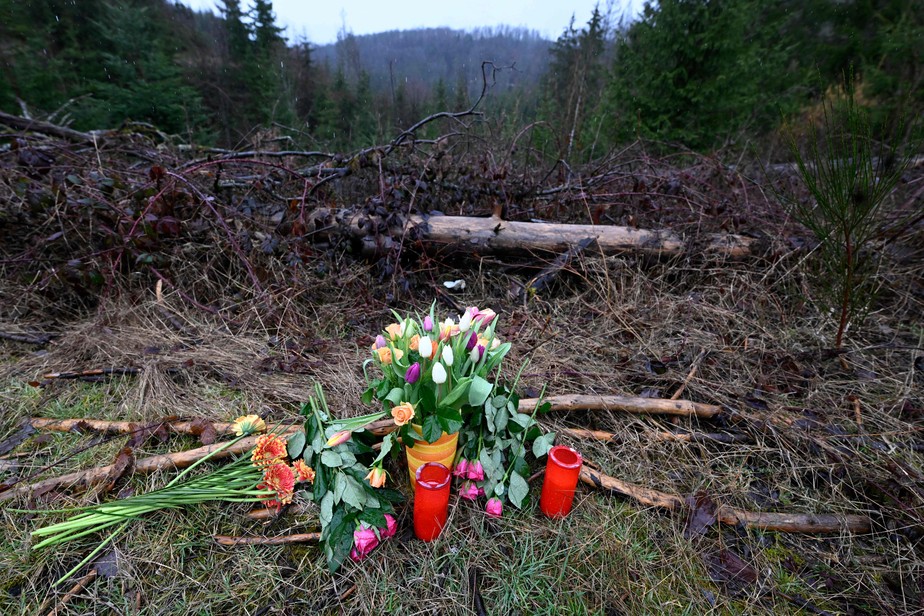 Memorial improvisado de flores e velas em 14 de março de 2023 no local onde o corpo de uma menina de 12 anos foi encontrado em Freudenberg, na Alemanha