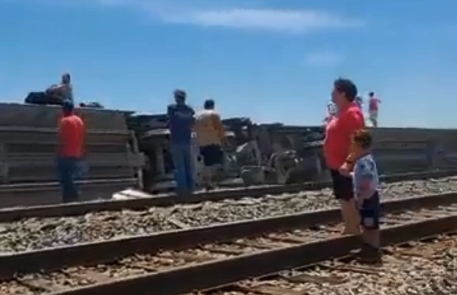 Trem descarrila após bater em caminhão nos EUA