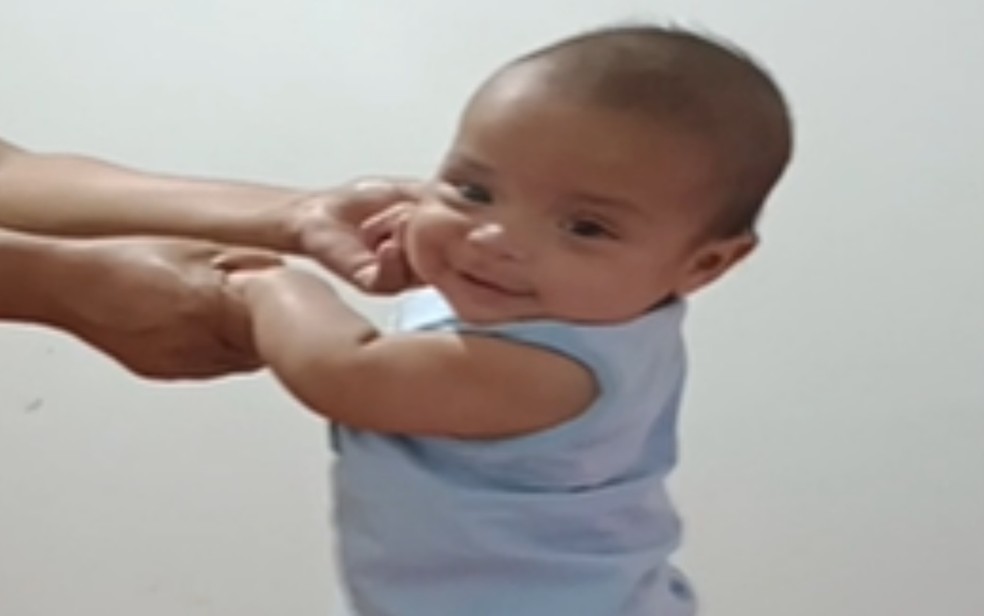 Mãe diz que filho chegou ao hospital de Pires do Rio bem e que estava rindo e brincando  — Foto: Reprodução/TV Anhanguera