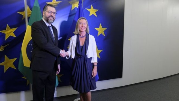 O chanceler brasileiro, Ernesto Araújo, e a Alta Representante da UE para Política Externa e Segurança, Federica Mogherini (Foto: EPA/OLIVIER HOSLET/ BBC News Brasil)