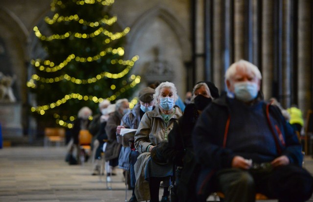 SALISBURY, ENGLAND - JANUARY 20: People wait after receiving the Pfizer Covid vaccine at the vaccination centre set up inside Salisbury Cathedral on January 20, 2021 in Salisbury, England. Yesterday, the British government announced that over 4 million pe (Foto: Getty Images)