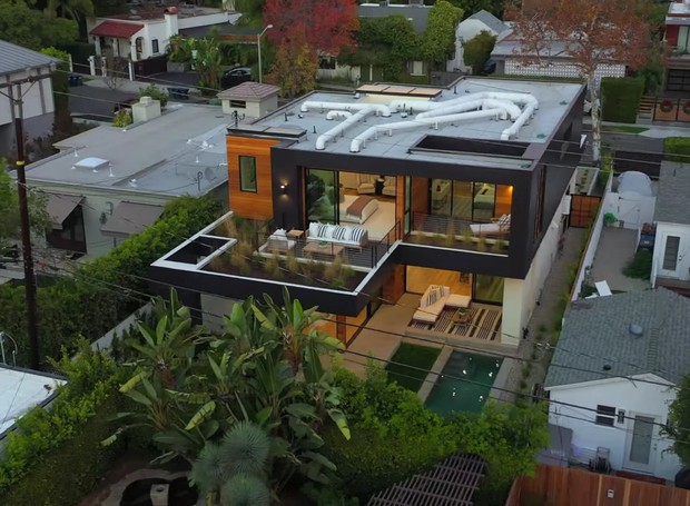 John Legend e Chrissy Teigen compram casa de R$ 27,5 milhões em Los Angeles (Foto: Reprodução/Instagram/YouTube/Illulian Realty)