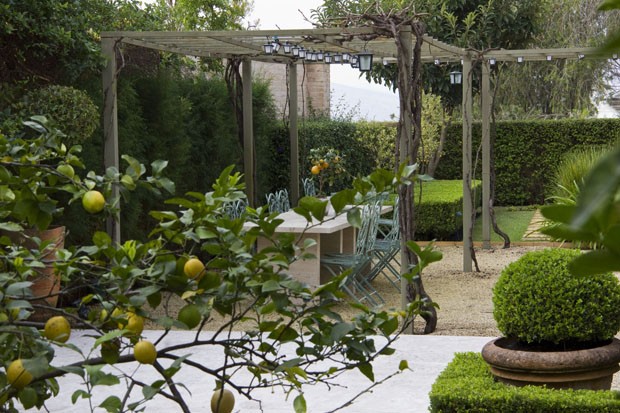 Jardim mistura estilos provençal, toscano e tropical (Foto: Divulgação)