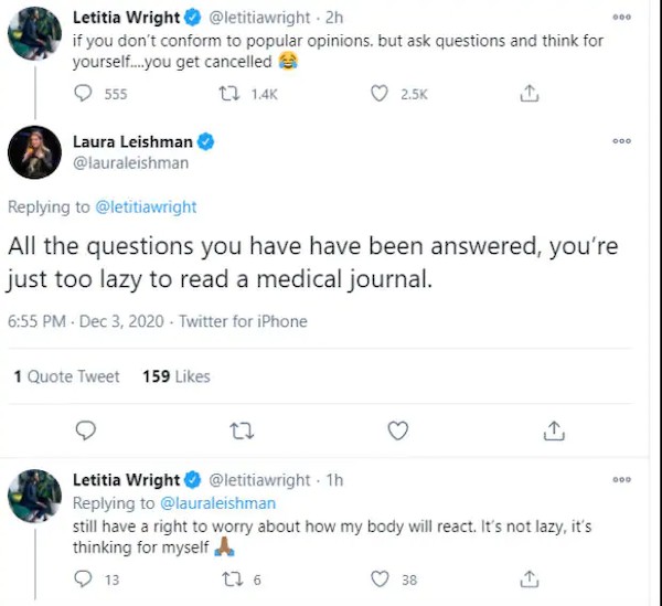 A atriz Letitia Wright insistindo em seus questionamentos em relação à vacina contra COVID-19 após ser criticada pela apresentadora e comediante Laura Leishman (Foto: Twitter)