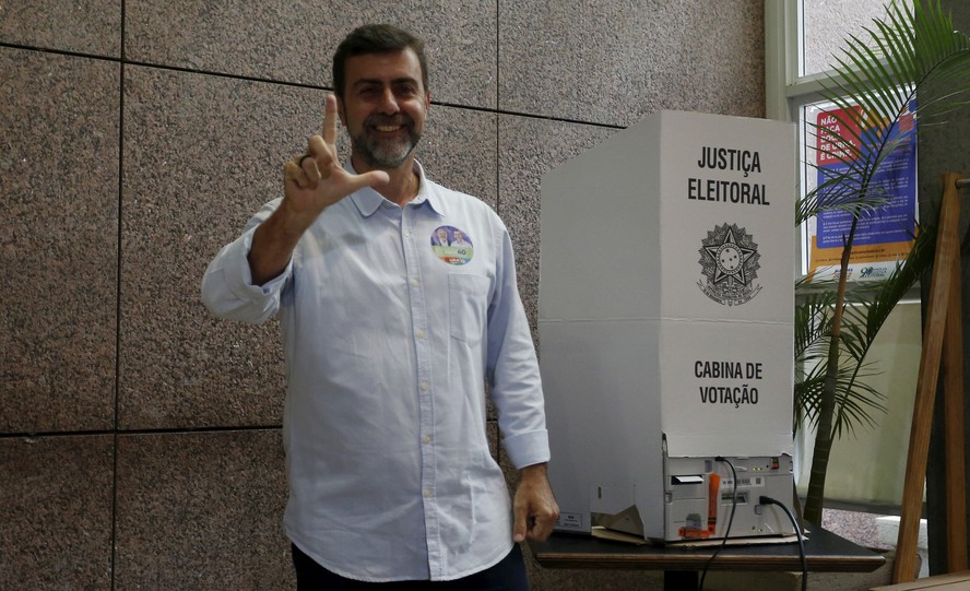 O candidato do PSB ao governo do Rio, Marcelo Freixo, fez o L de Lula com os dedos ao votar na Zona Sul do Rio