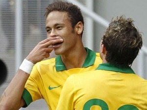 Neymar brinca com o bigode grosso em jogo da seleção (Foto: Reprodução / Instagram)