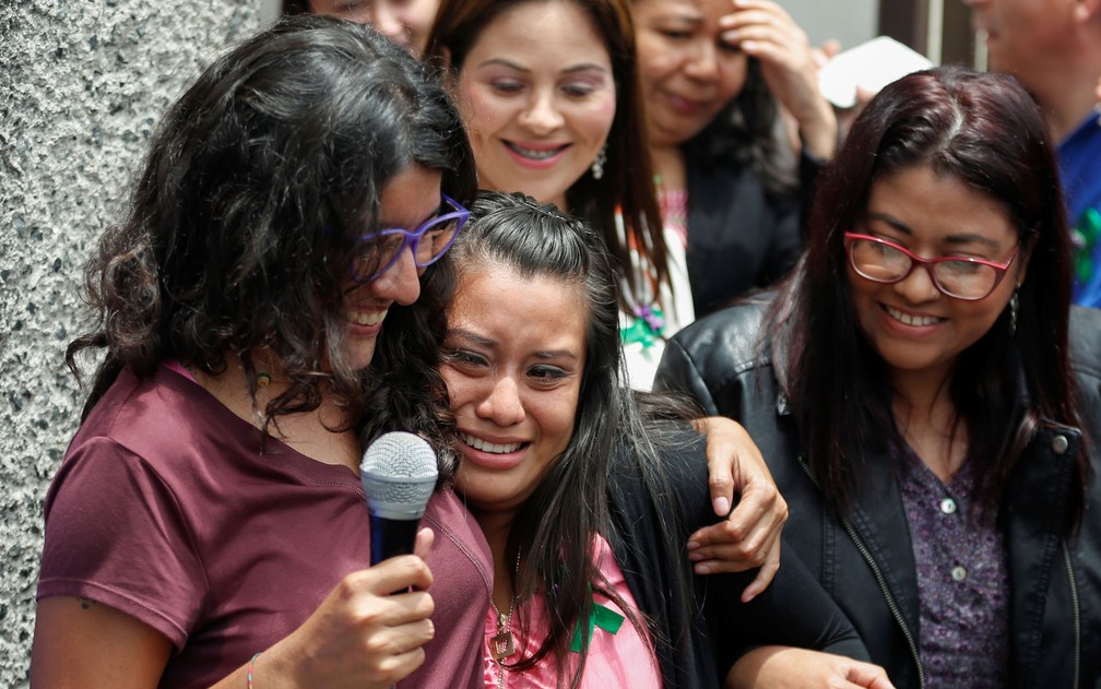 Evelyn Hernandez é abraçada pela ativista Mariana Moisa após receber o veredito de absolvição, em Ciudad Delgado, El Salvador, na segunda-feira (19) — Foto: Reuters/Jose Cabezas