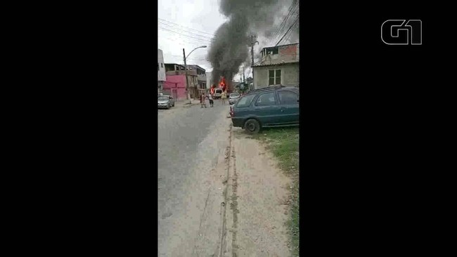 Vans são incendiadas em Palmares, Zona Oeste do Rio