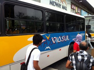 Manifestantes picham ônibus em Natal #RN (Foto: Igor Jácome/G1)
