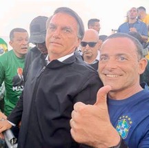 Allan Turnowski com o presidente e candidato à reeleição Jair Bolsonaro no Sete de Setembro, em Copacabana — Foto: Reprodução