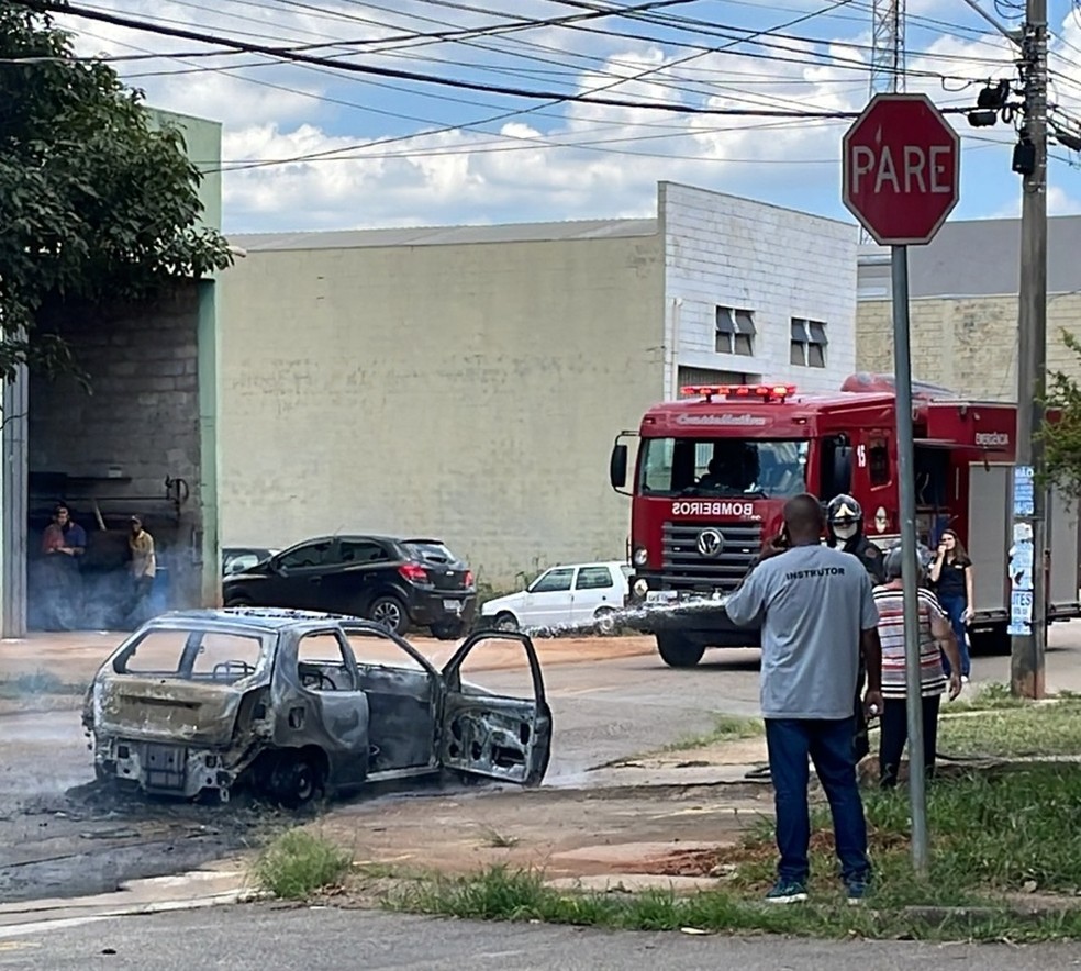 Autoescola ainda não sabe o que ocasionou o incêndio e disse que o carro irá passar por perícia técnica — Foto: Guilherme Borrego/Arquivo pessoal 