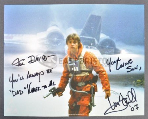 A foto de Luke Skywalker, com autógrafo e dedicatória de Mark Hamill, leiloada no Reino Unido (Foto: Divulgação)