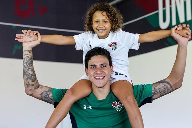 Laís, torcedora mirim do Fluminense, conhece Pedro (Foto: reprodução)