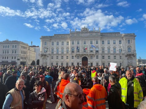 Protesto contra certificado sanitário em Trieste, nordeste da Itália (Foto: ANSA)