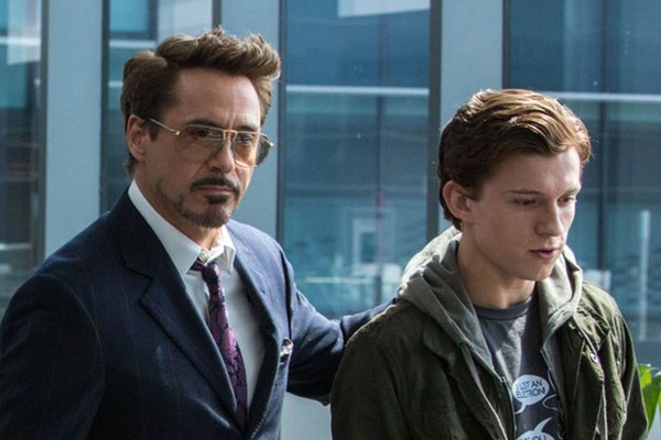 Robert Downey Jr. e Tom Holland como Tony Stark e Peter Parker em cena de Homem-Aranha: De Volta ao Lar (2017) (Foto: Reprodução)