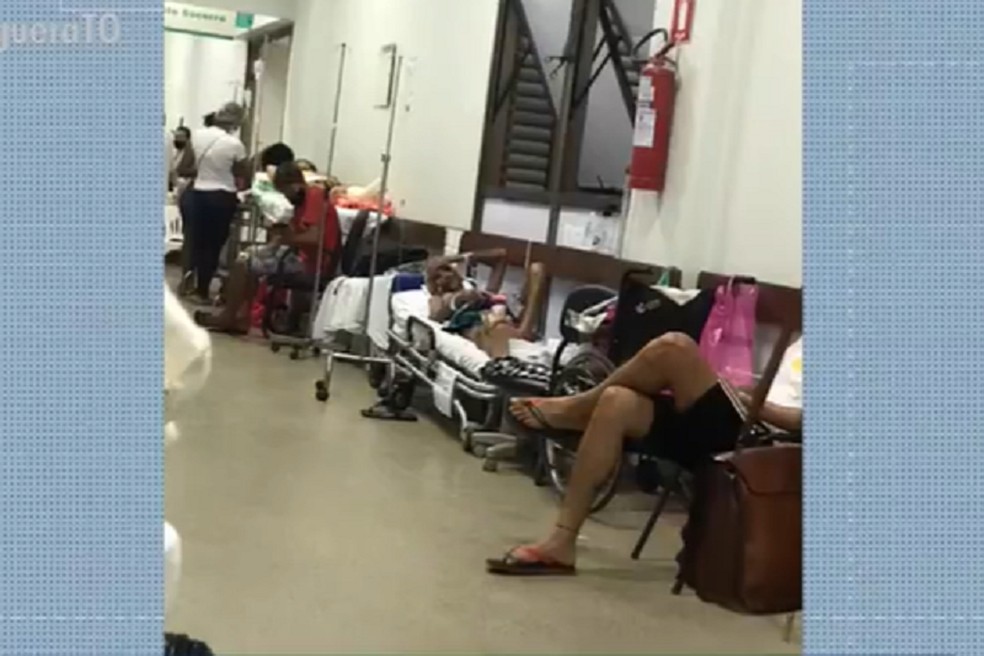 Corredor de hospital está lotado com pacientes — Foto: Reprodução/TV Anhanguera