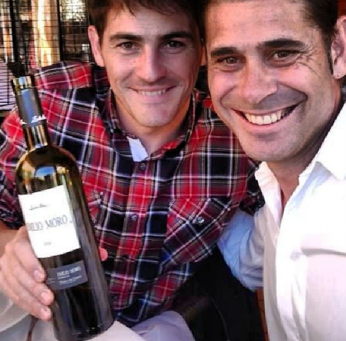 Casillas e Fernando Hierro tomam vinho juntos (Foto: Reprodução/Instagram)
